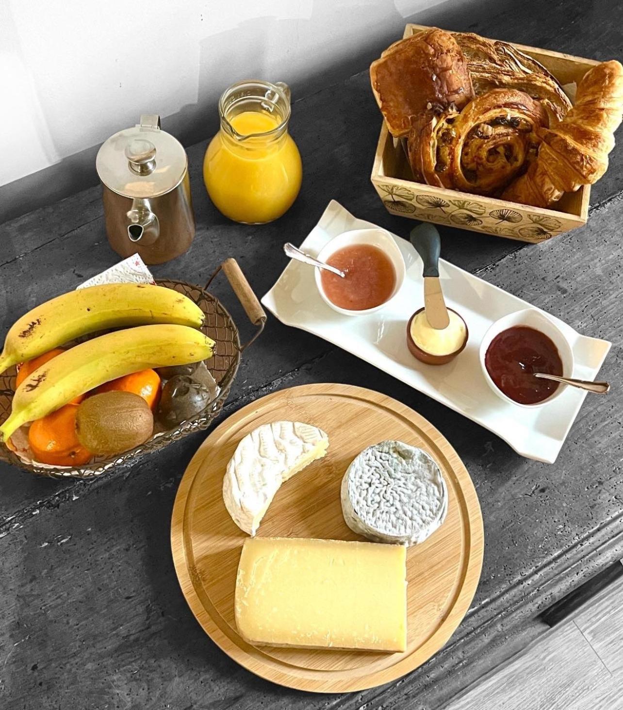 Le Clos Des Tilleuls D Day Home, Chambres D'Hotes, Suite Avec Sauna Privatif, Suite Avec Balneotherapie Privative, En Supplement Option Spa Bain A Remous La Vendelee Экстерьер фото